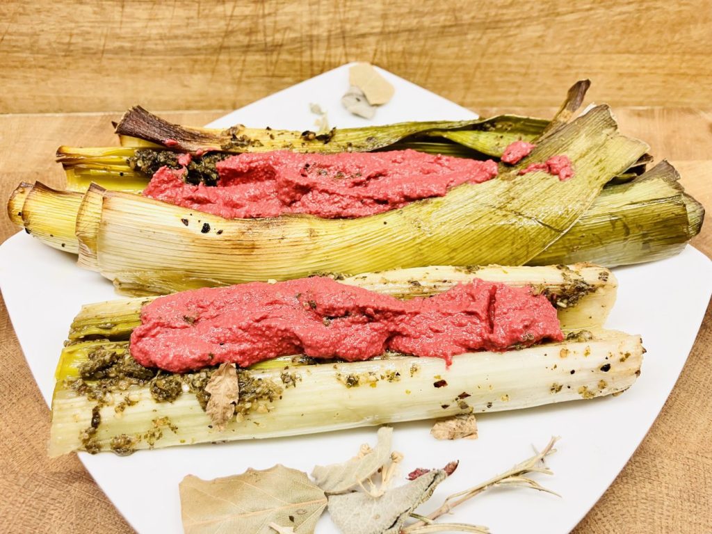 Geröstetes Lauch mit Haselnuss Salsa und Rote Bete Tahini