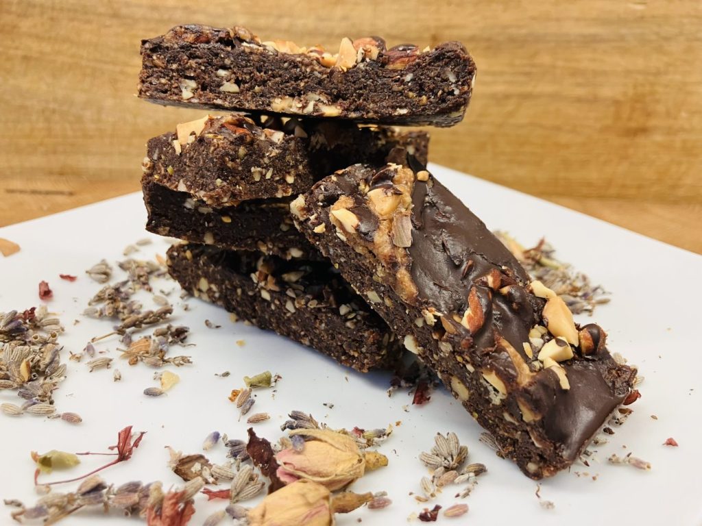 Schokoladen-Mandel-Riegel mit Datteln
