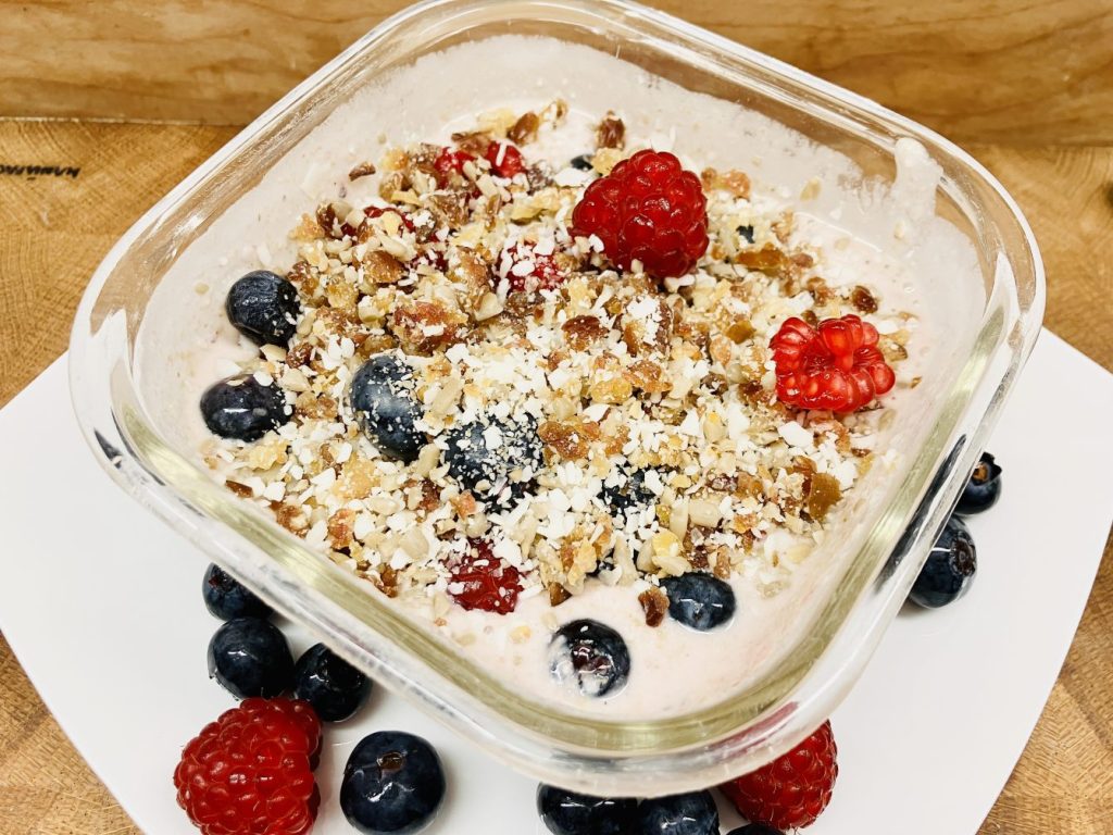 Bananen Creme mit Beeren und Knusper Granola