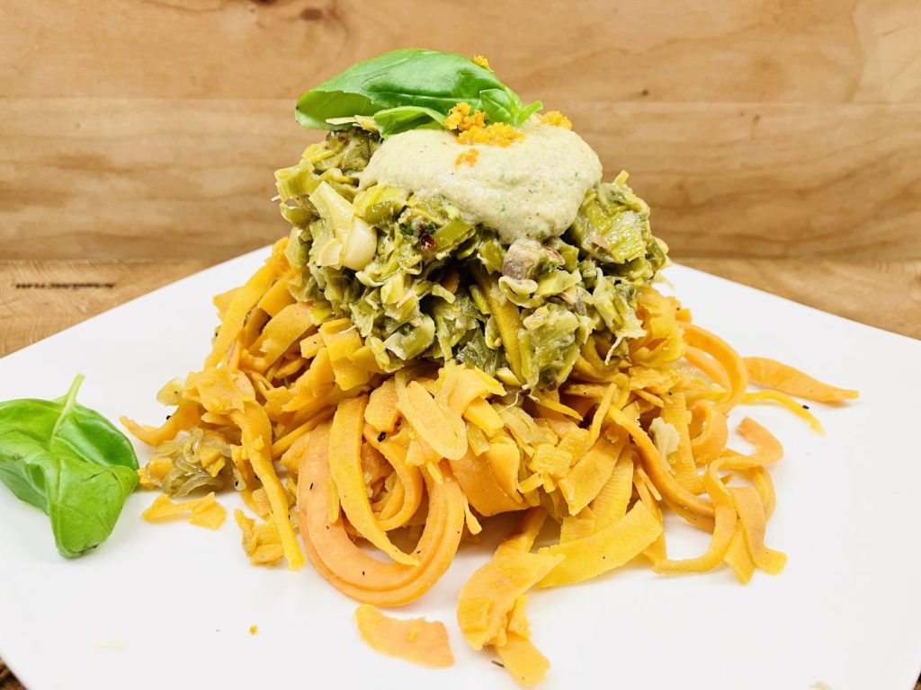 Low carb SüßKartoffel Pasta mit Pistazien Lauch Salsa und Orangen Mandel Creme