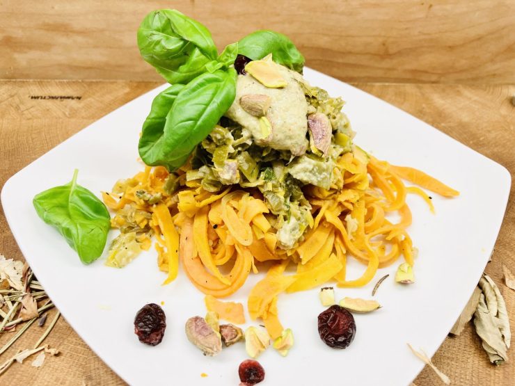 Süßkartoffel Pasta mit Pistazien Lauch Salsa und Orangen Mandel Creme