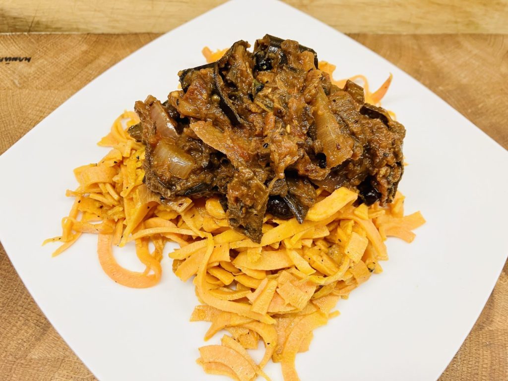 Bananenschalen Chili auf Süßkartoffel Pasta