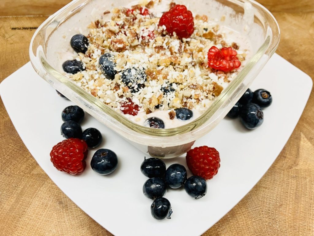 Bananen Creme mit Beeren und Knusper Granola
