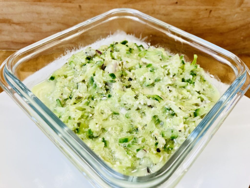 Gurken Salat mit Staudensellerie, Apfel und Kürbiskern-Mayonnaise