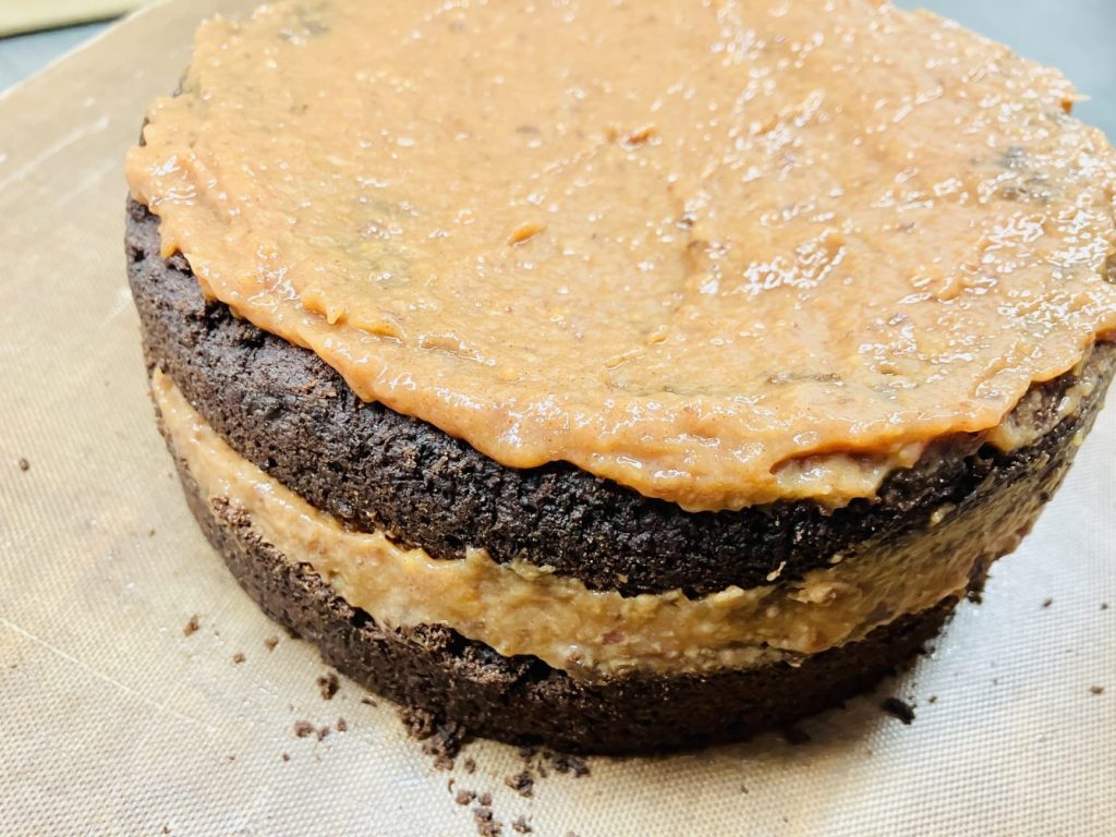 Torte mit Marillenmarmelade bestreichen