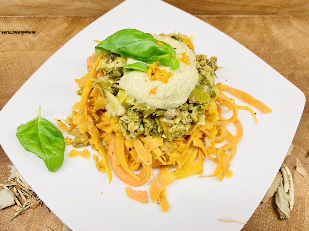 Süßkartoffel Pasta mit Pistazien Lauch Gemüse und Orangen Mandel Creme