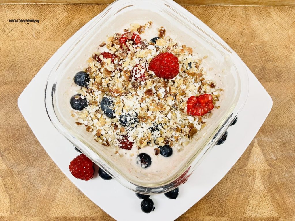 Bananen Creme mit Beeren und Knusper Granola