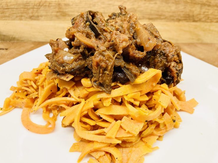 Süßkartoffel Pasta mit Bananschalen Chili