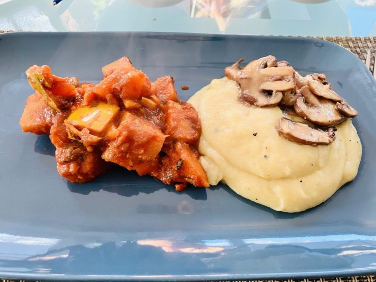 Kürbis Gulasch mit Pastinaken Püree und gerüffelten Pilzen