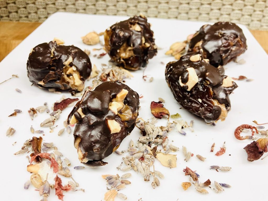 Dattel Schoko-Ostereier mit Erdnussbutter 