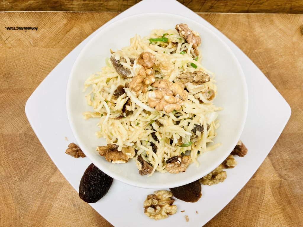 Sellerie Salat mit Aprikosen und Walnüssen