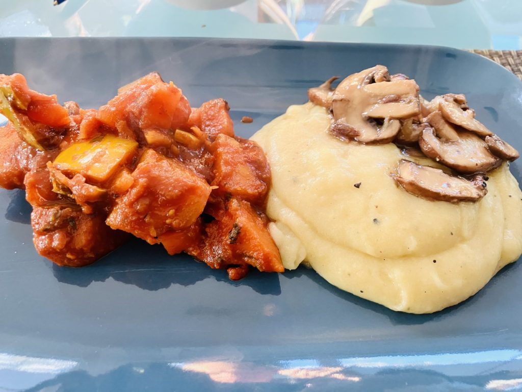 Kürbis Gulasch mit Pastinaken Püree und gerüffelten Pilzen