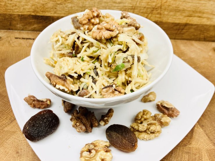 Sellerie Salat mit Aprikosen und Walnüssen