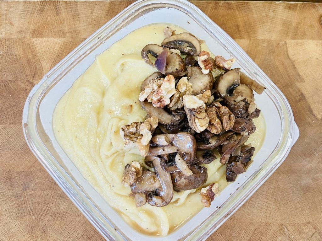 Pastinaken Püree und gerüffelten Pilzen