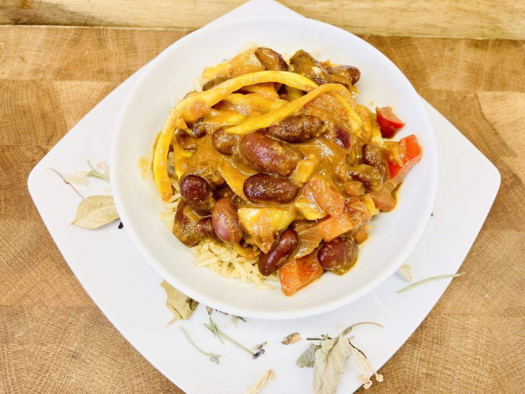 Kidneybohnen und Reis Jambalaya Curry