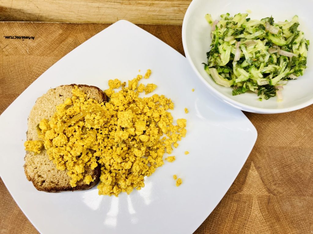 Kichererbsenbrot mit Tofu Scrumble und Gurken Minze Salat