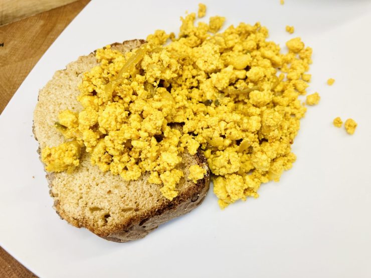 Kichererbsenbrot mit Tofu Scrumble