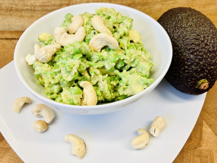 Erbsen Avocado Salat mit Cashews