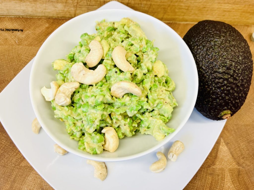 Erbsen Avocado Salat mit Cashews