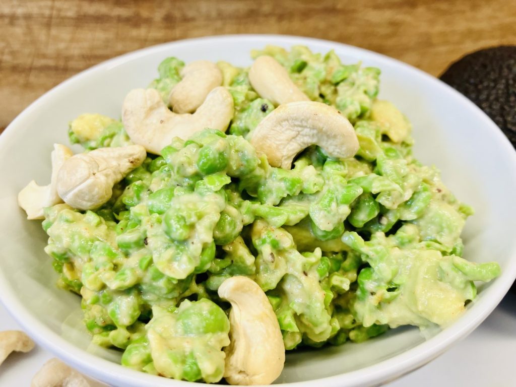 Erbsen Avocado Salat mit Cashews