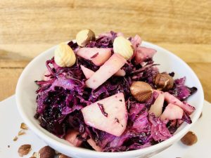 Rotkraut Apfel Salat mit Haselnüssen