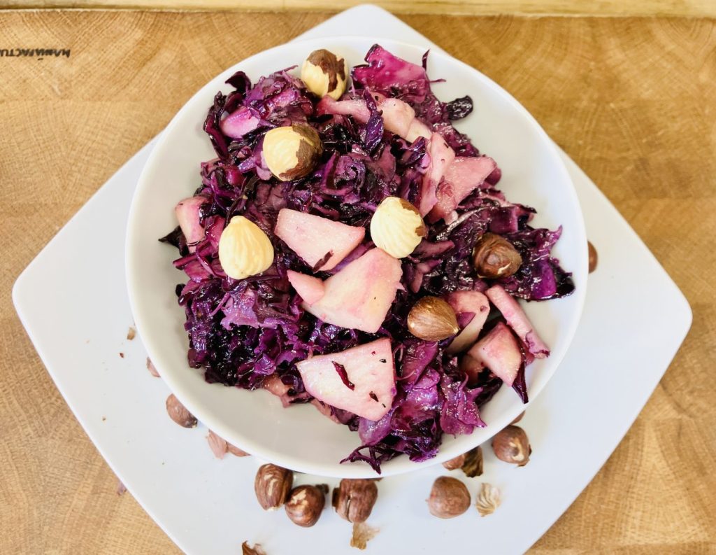 Rotkraut Apfel Salat mit Haselnüssen
