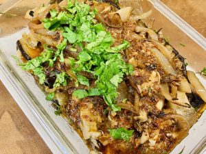 Baigan Choka - Geröstete Auberginen mit karamellisierten Zwiebeln und Chili