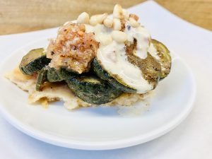 Zucchini mit Tomaten Salsa und Tahini Sauce