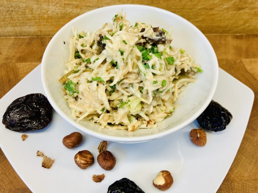 Sellerie Salat mit Birnen, Pflaumen und Haselnüssen 