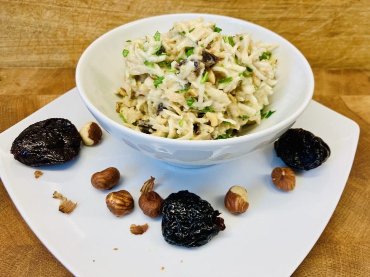 Sellerie Salat mit Birnen, Pflaumen und Haselnüssen 