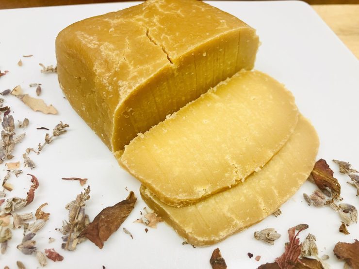 Aged vegan cheese reifer veganer Kichererbsen Käse
