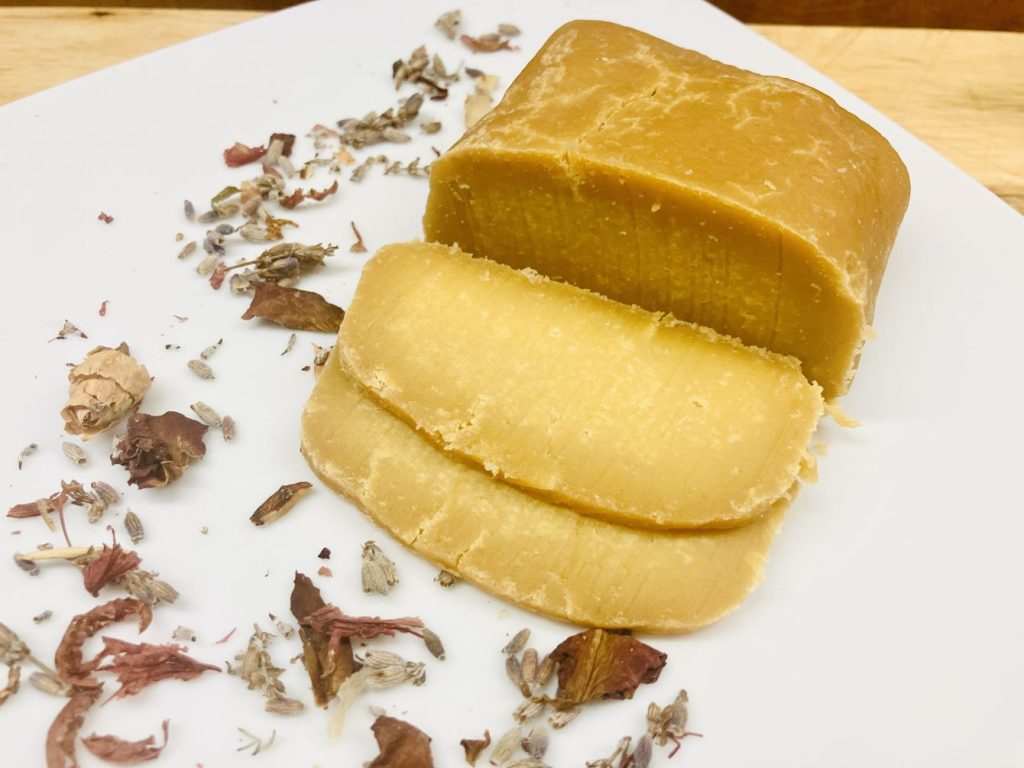 Aged vegan cheese reifer veganer Kichererbsen Käse