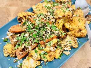 Gerösteter Blumenkohl mit Karotten und Dattel Walnuss Topping