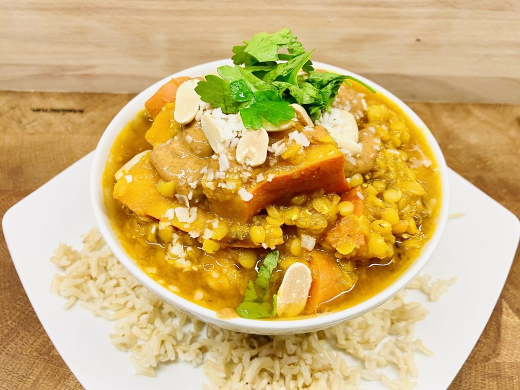 Kürbis-Linsen-Curry mit scharfer Erdnuss Sauce