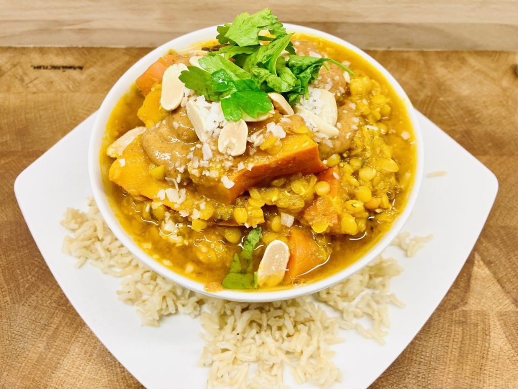Linsen-Kürbis-Curry mit scharfer Erdnuss Sauce