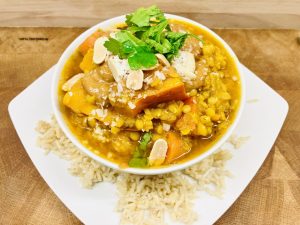 Linsen-Kürbis-Curry mit scharfer Erdnuss Sauce