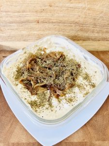 Hummus mit karamellisierten Zwiebeln