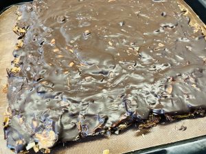 Snickers Date Bark Erdnuss Karamell Dattel Platte