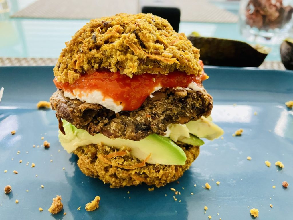 Kürbis Linsen Burger mit Avocado, Sriracha Sauce und Aqua Faba Mayonnaise