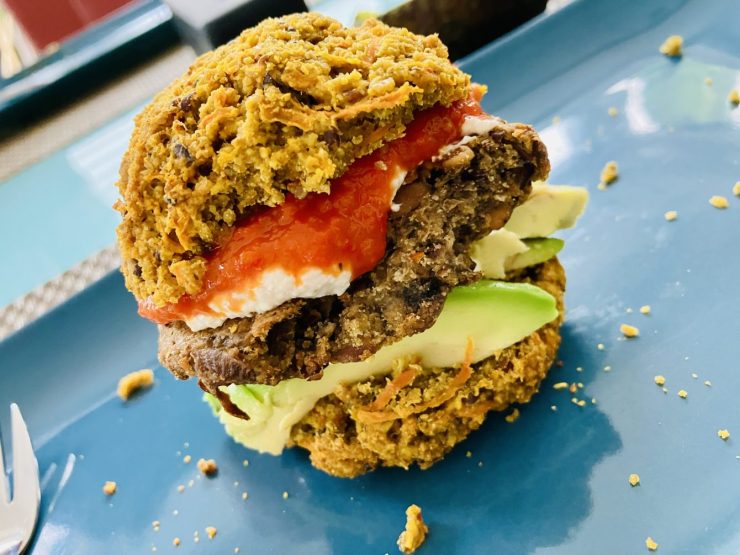 Kürbis Karotten Erdnussbutter Brötchen mit Kürbis Linsen Burger