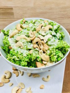 Brokkoli Avocado Edamame Salat mit Cashewkernen