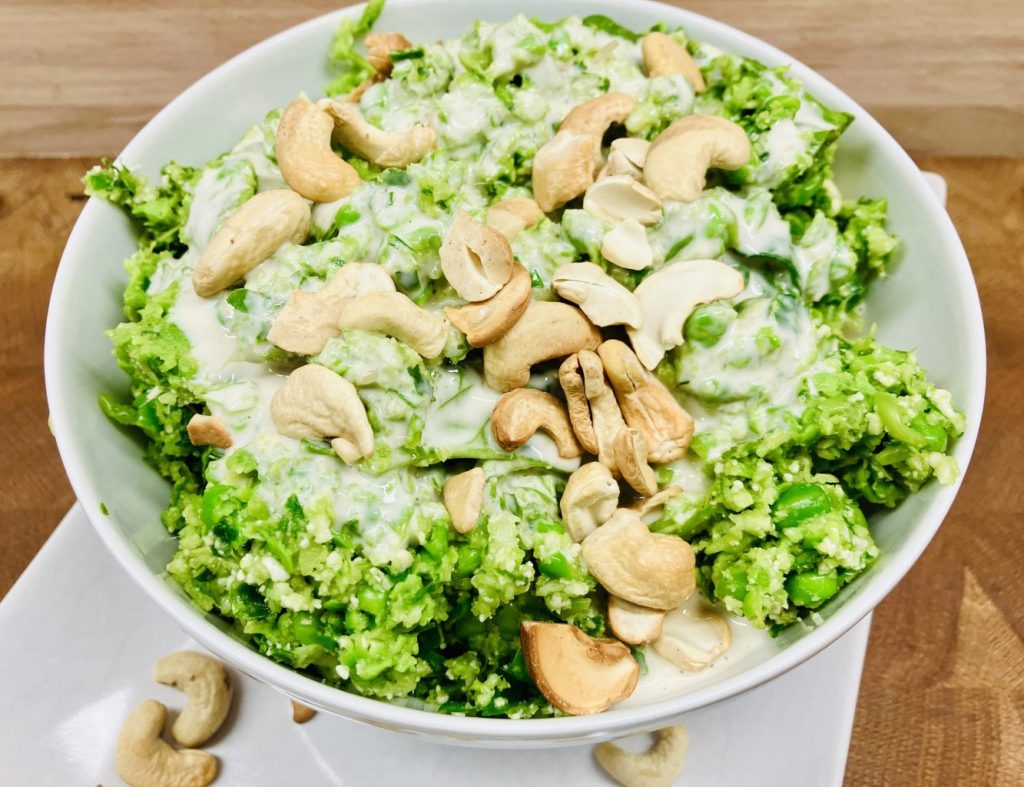 Brokkoli Avocado Edamame Salat mit Cashewkernen