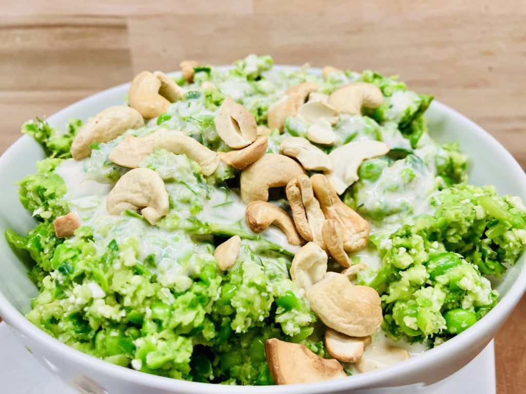 Brokkoli Salat mit Erbsen Edamame und Avocado