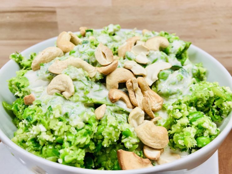 Brokkoli Salat mit Erbsen Edamame und Avocado