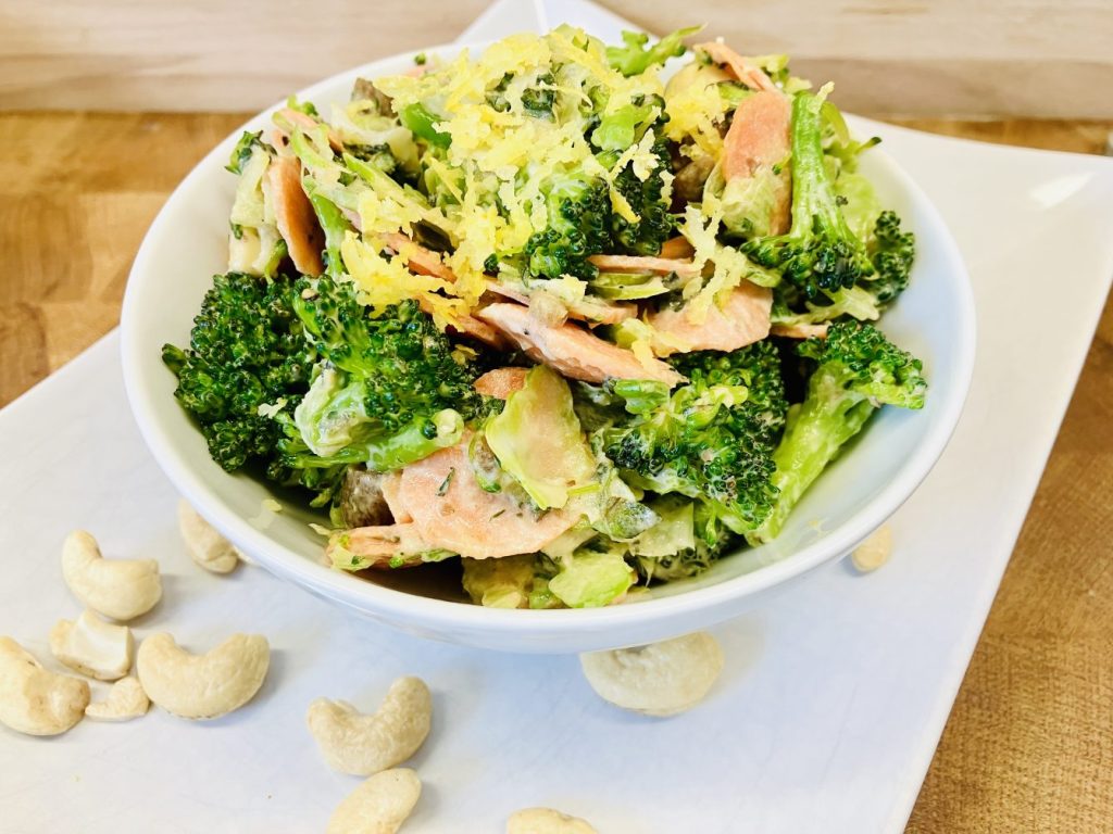 Brokkoli-Karotten-Salat mit Sesam-Cashew-Dressing