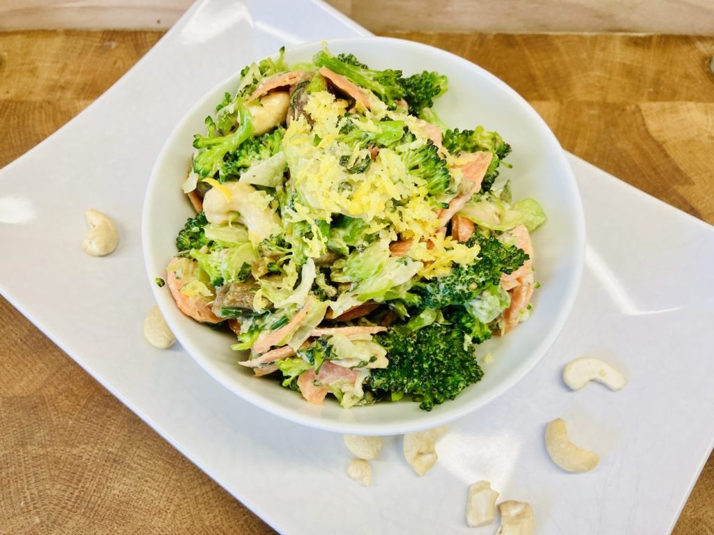 Brokkoli-Karotten-Salat mit Sesam-Cashew-Dressing