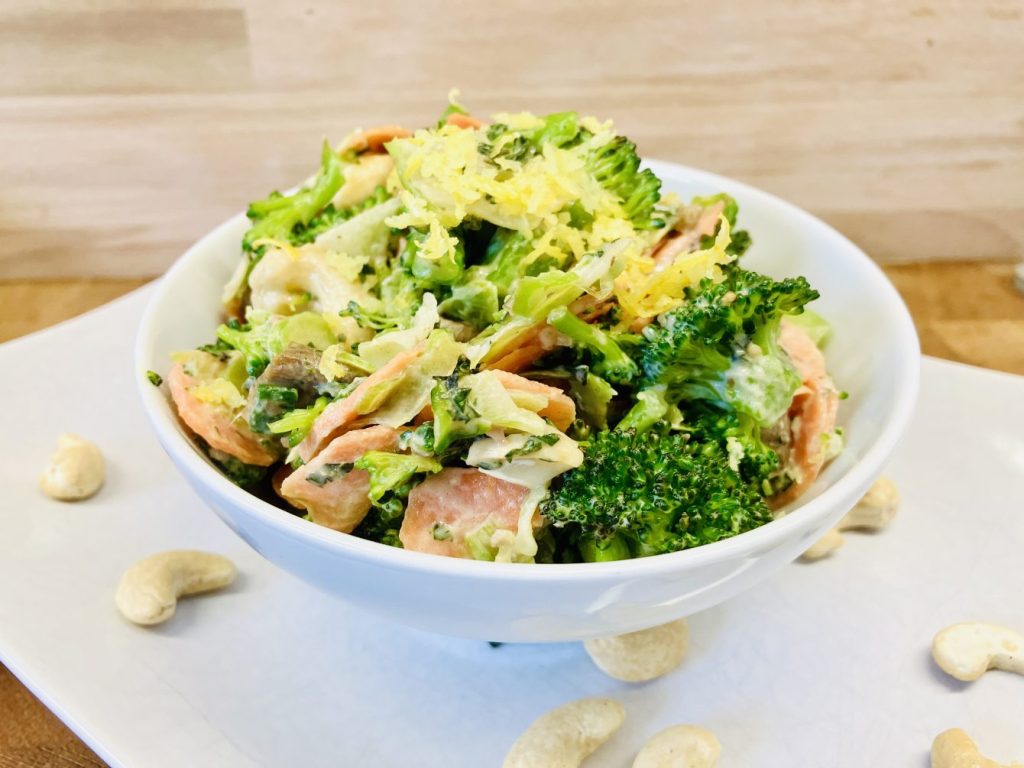 Brokkoli-Karotten-Salat mit Sesam-Cashew-Dressing