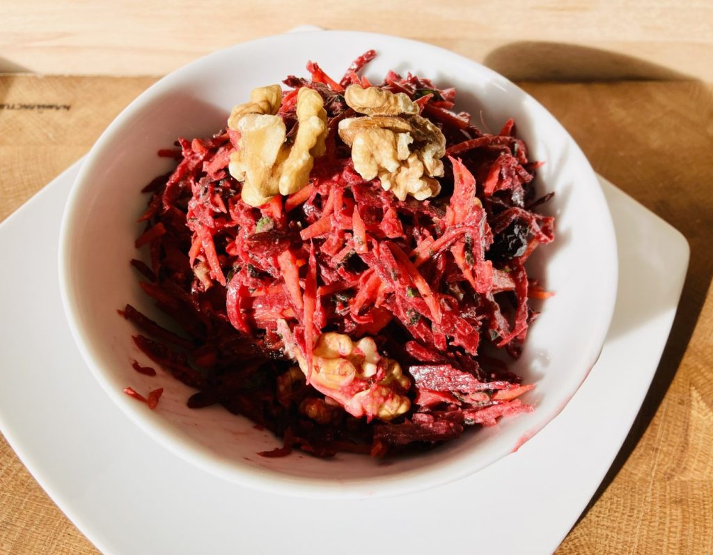 Rote Bete Karotten Salat mit Birne, Walnüssen und Rosinen