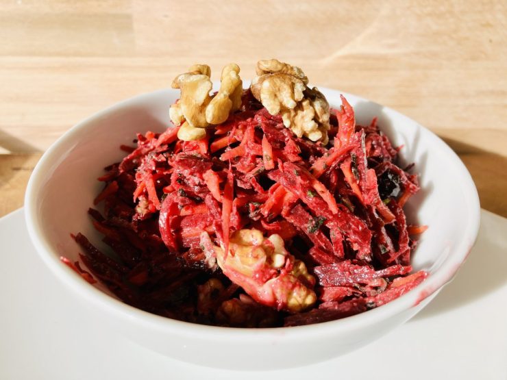 Rote Bete Karotten Salat mit Birne, Walnüssen und Rosinen