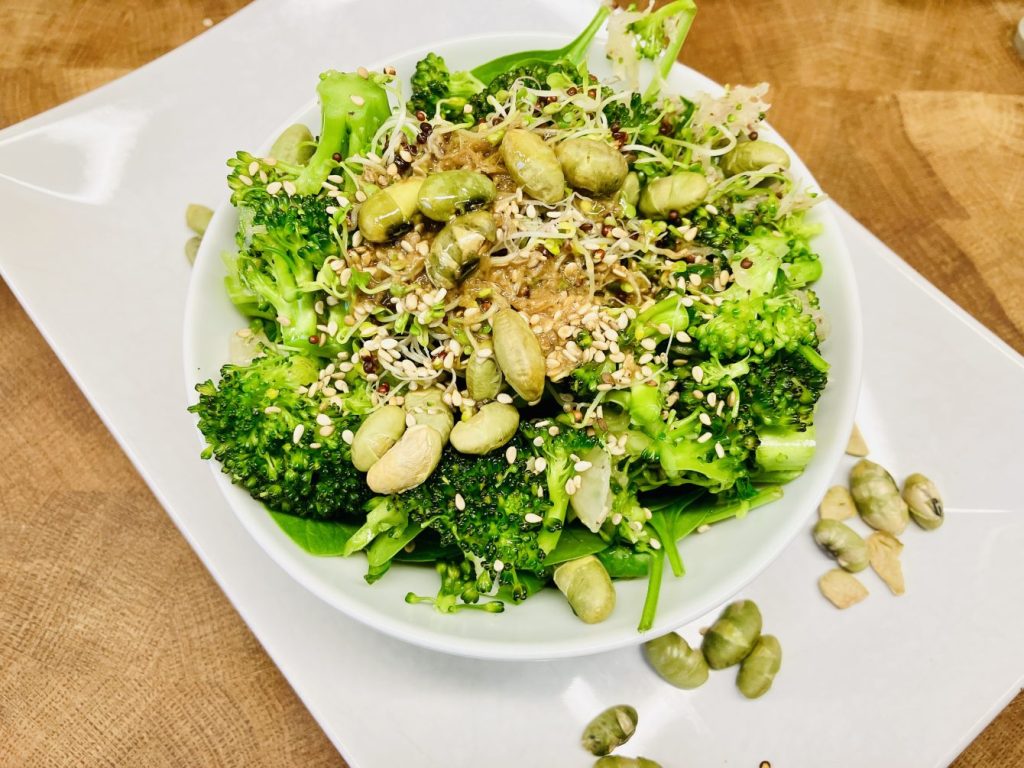 Brokkoli-Spinat-Salat mit Miso-Sesam-Dressing und Edamame